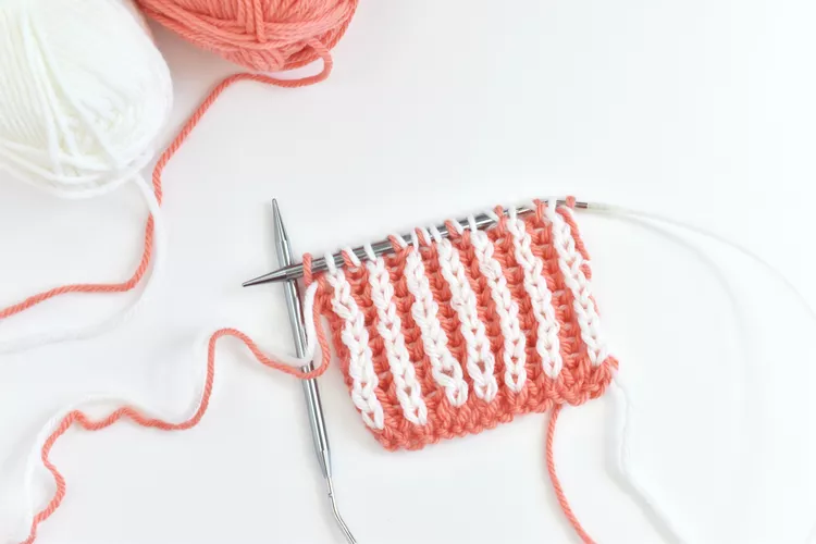 Wie man einen zweifarbigen Brioche-Stich strickt